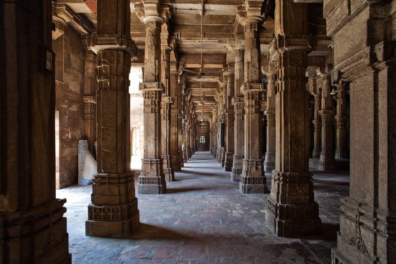 Jhulta Minara